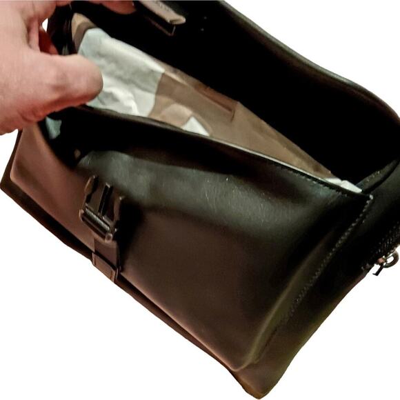 COACH RANGER POUCH SMOOTH CALF LEATHER BLACK ZIP CLOSURE DETACHABLE STRAP UNISEX - Picture 6 of 9